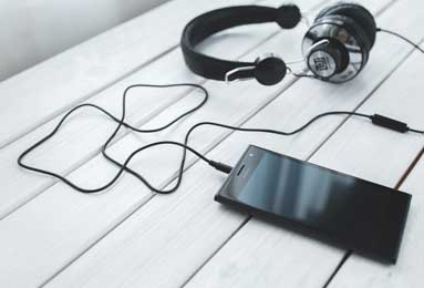 意甲媒体透露：米兰正在与普利西奇及萨勒马克尔斯进行续约谈判，球员表示愿意留下来