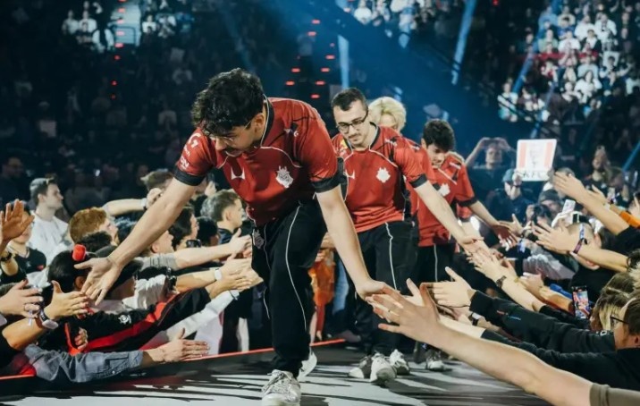 G2晒新赛季队服：我们穿上很有型 你穿上那不得帅气指数倍增长